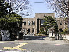 仙台二高の正門から見た校舎